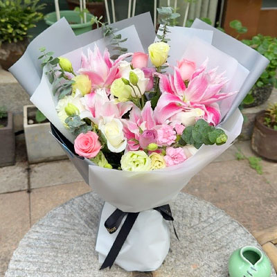 商丘9朵玫瑰混搭百合，爱恋纯真无邪